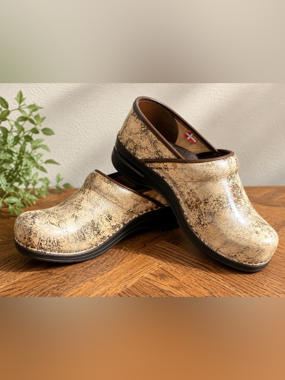 Sanita Original Danish Clogs EU 41 Distressed Floral Leather Nursing Shoes
